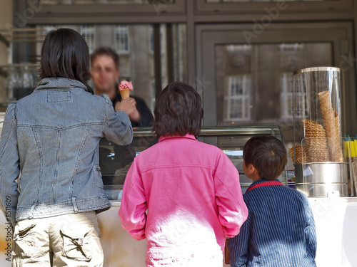 drei kinder kaufen eiscreme photo