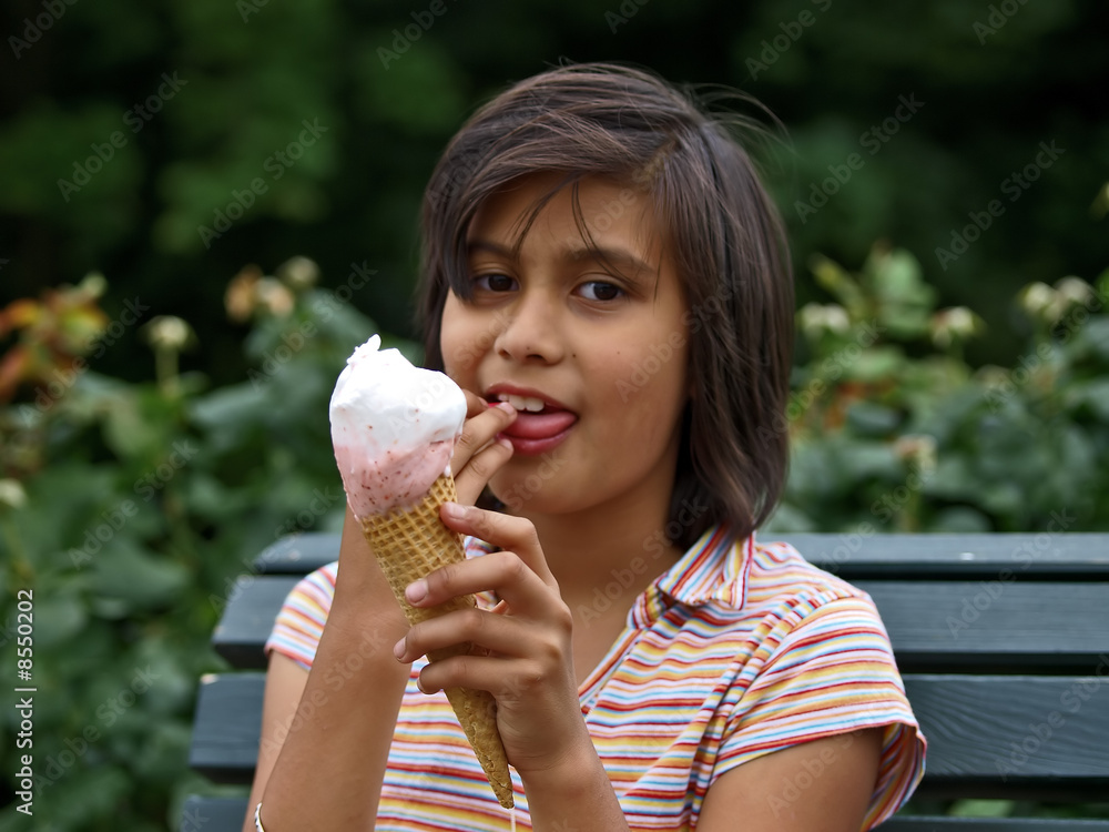 schönes mädchen ist zufrieden mit ihre eiscreme schönes mädchen ist zufrieden mit ihre eiscreme