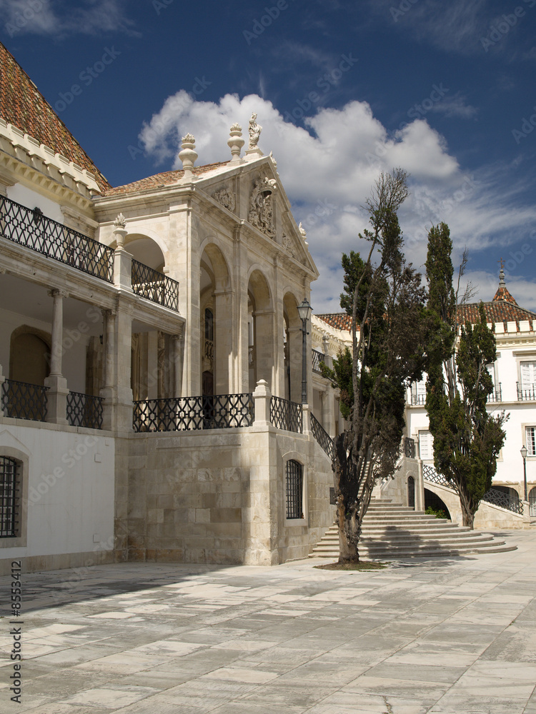 Obraz premium Fronton et marches de l'université de Coimbra