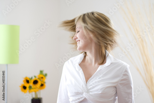 Junge Frau schüttelt den Kopf