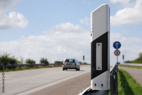Begrenzungspfahl an der Autobahn
