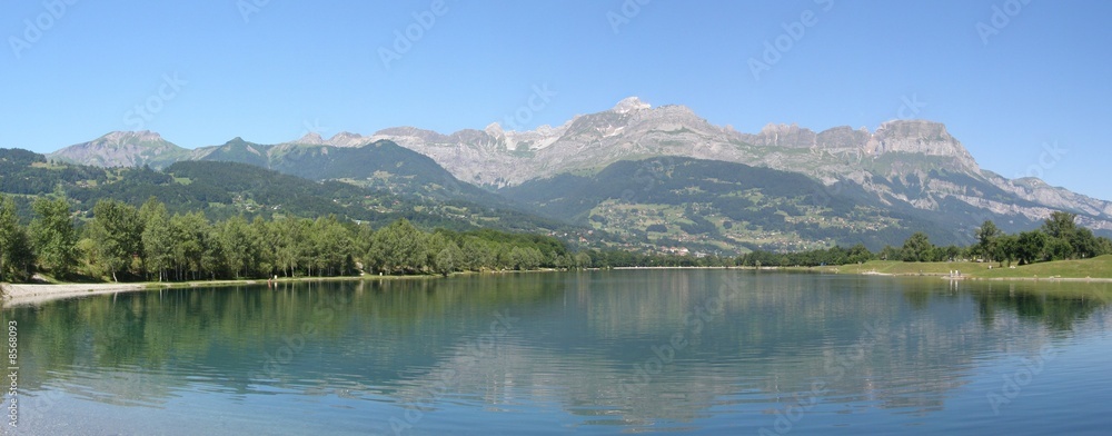 Panorama chaine des Aravis et lac en été