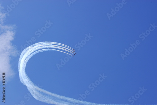 Fumigène dans le ciel par une patrouille