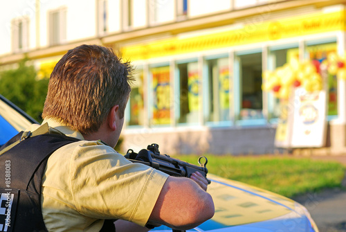 Polizei mit Maschinenpistole im Anschlag