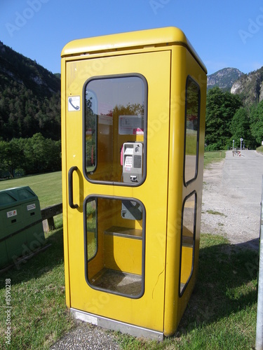 Telefonzelle in der wiese neben straße