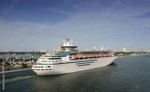 Cruise ship leaving Miami © icholakov