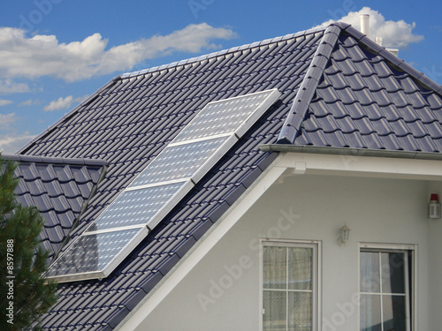 Haus mit Solarzellen photo