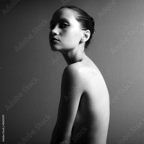 Black & white portrait of nude elegant girl