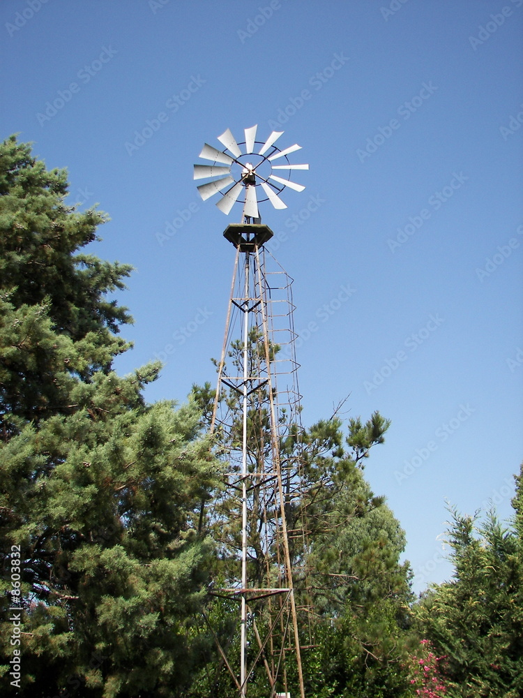 Foto Stock Pozzo con pompa eolica Adobe Stock