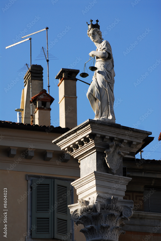 Foto Stock Statua della Giustizia - Piazza Liberta - Udine Friuli | Adobe  Stock