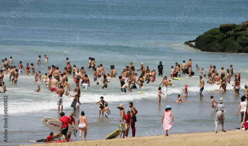 foule dans l'eau entrain de se baigner