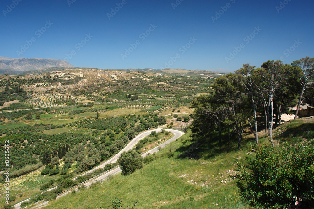 route sinueuse au pied  d'Ida montagne de Crète