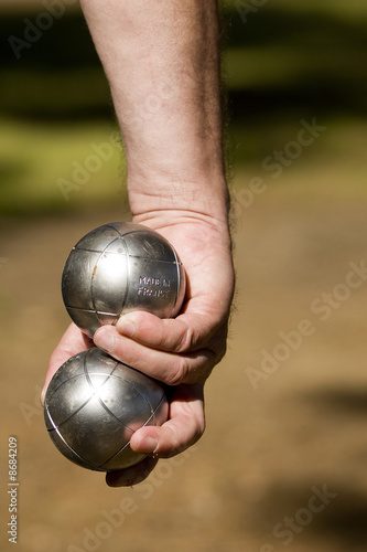 main tenant des boules de pétanque