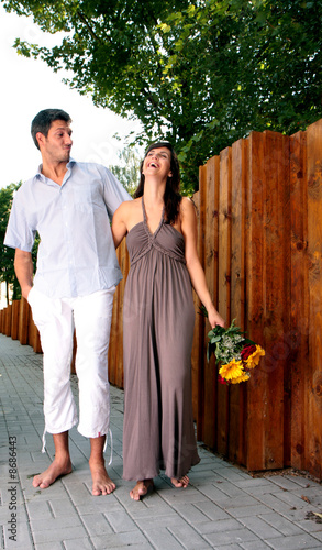 Fotografie parr mit blumen strauß