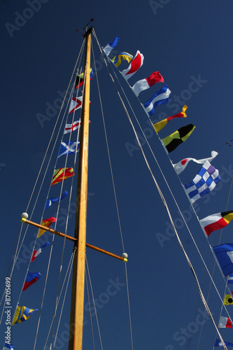 Segelboot mit vielen wehenden Flaggen