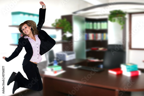 donna d'affari esulta in ufficio photo