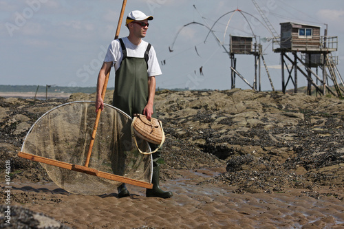 Pêcheur devant pêcheries