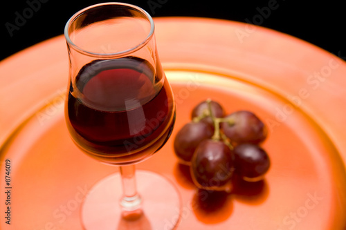 Photos Red wine and red grapes on a tray