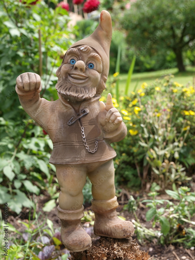 blauäugiger Gartenzwerg mit Sicherheitsnadel blauäugiger Gartenzwerg mit Sicherheitsnadel