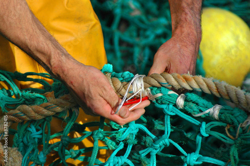 Carta da parati pêcheur Breton réparant un filet de pêche