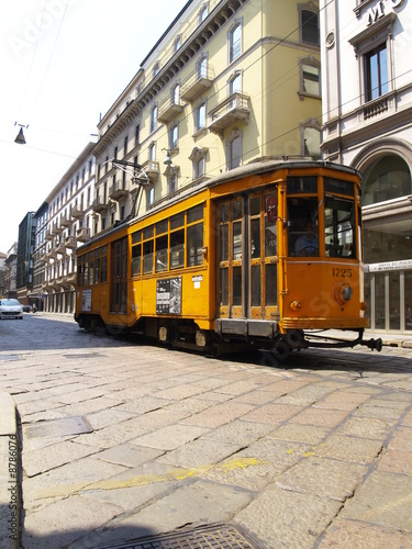 Tranvia en las calles de Milan (Italia)