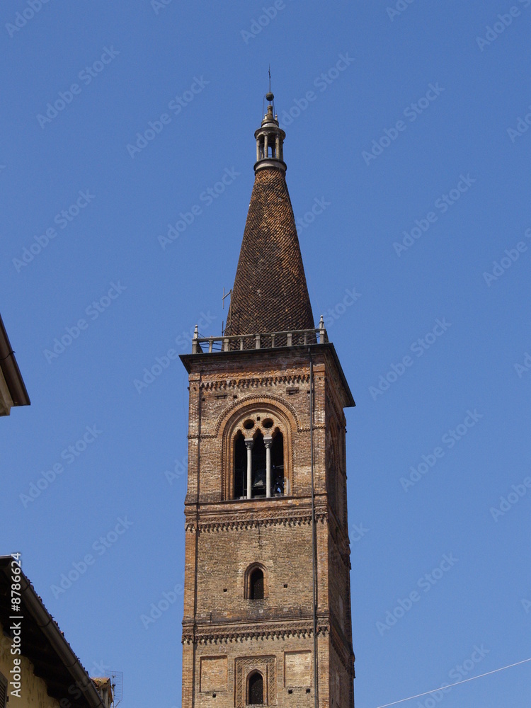 Torre de iglesia en Pavia (Italia)