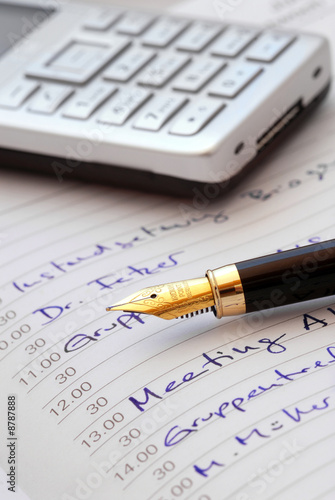 Kalender mit Stift und Handy