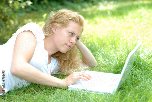 Frau mit Laptop auf Wiese © puje