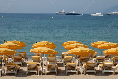 Valokuva Sunlounger on the beach in Cannes, southern France
