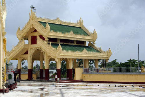 Temple Maha Vizaya Paya in Yangon, Myanmar photo