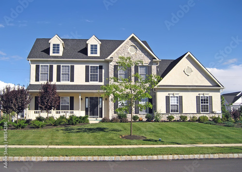 Φωτογραφία Front of a spacious, upscale suburban home.
