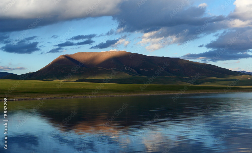 reflet sur le lac song kol, kirghizistan