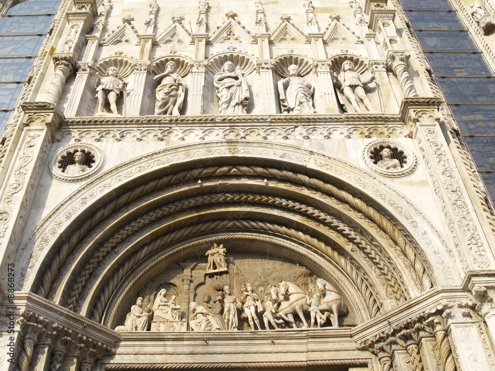 Puerta principal del Duomo de Como (Italia)