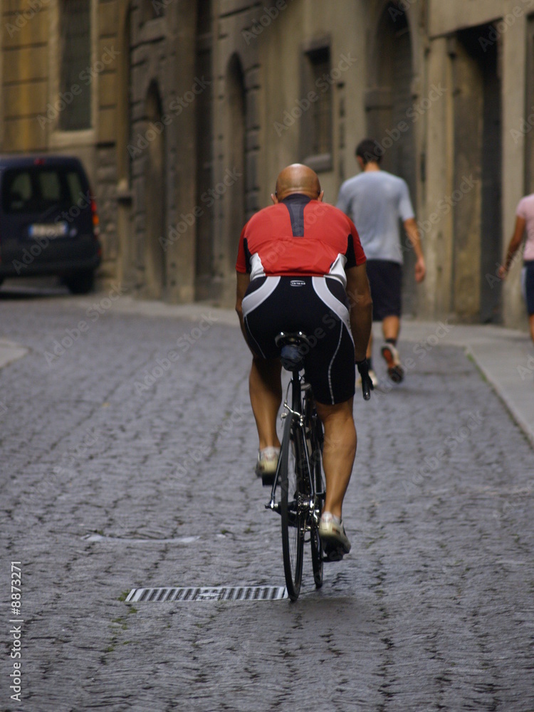 Ciclismo por las calles de la ciudad medieval de Bergamo