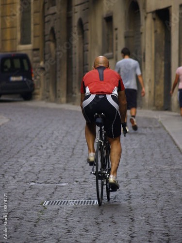Ciclismo por las calles de la ciudad medieval de Bergamo