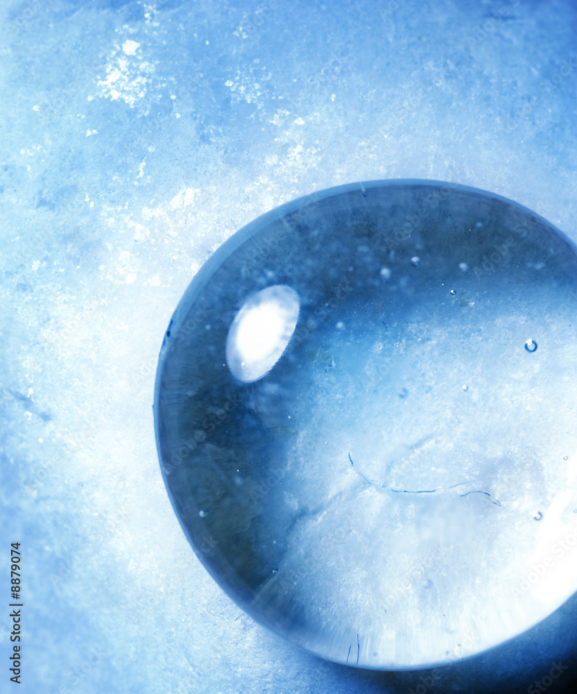 Obraz premium Close-up shot of a transparent drop