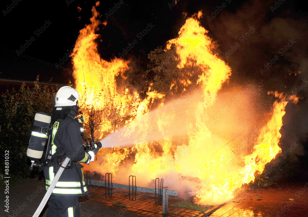 Obraz premium Feuerwehrmann beim Löschangriff!
