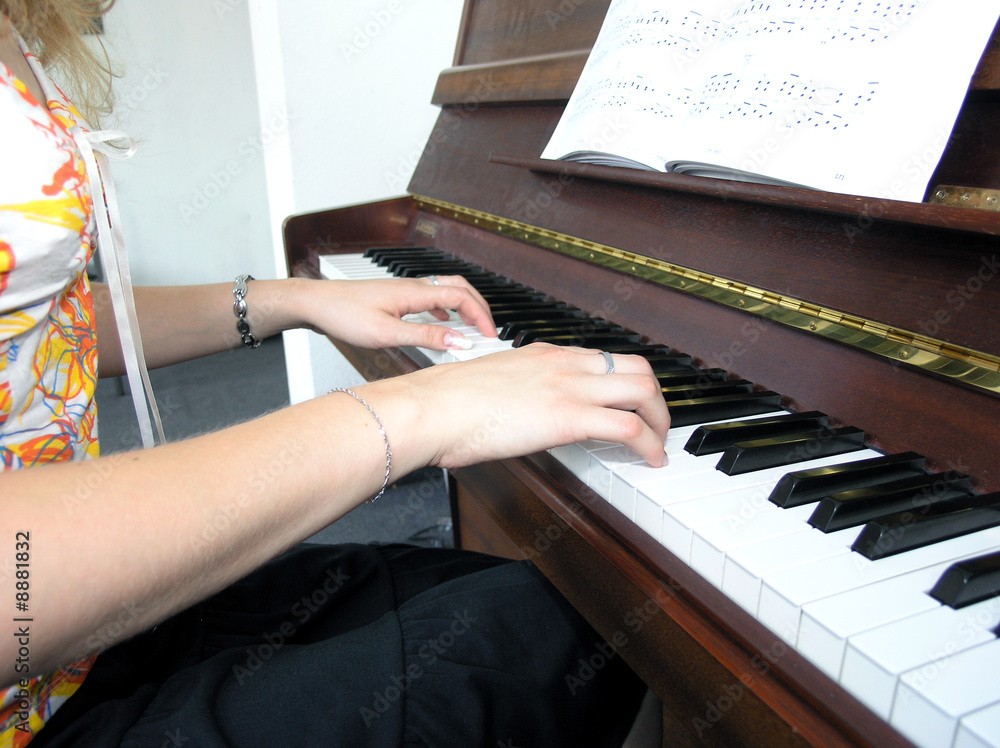 Beim Klavier spielen StockFoto Adobe Stock