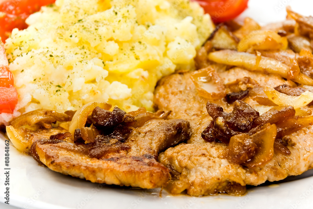 Steak vom Schweinefleisch-geröstet auf Zwiebeln Steak vom Schweinefleisch-geröstet auf Zwiebeln
