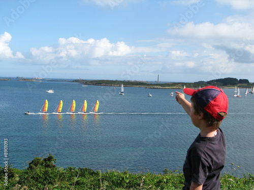 enfant regardant les bateaux