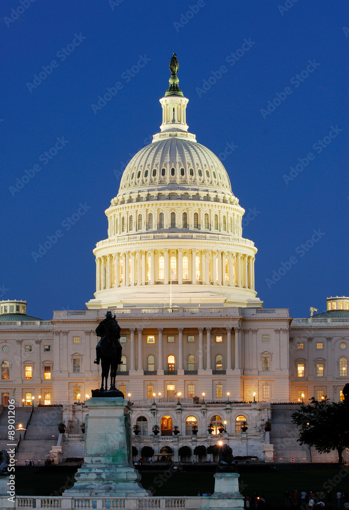 Obraz premium United States Capitol in Washington DC shown just after sunset