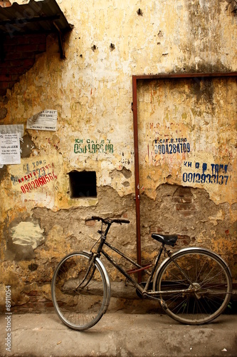 bicyclette posee sur un mur photo