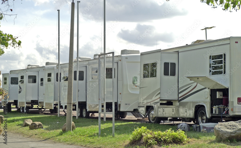Fototapeta premium Geparkte Wohnmobile einer Filmcrew