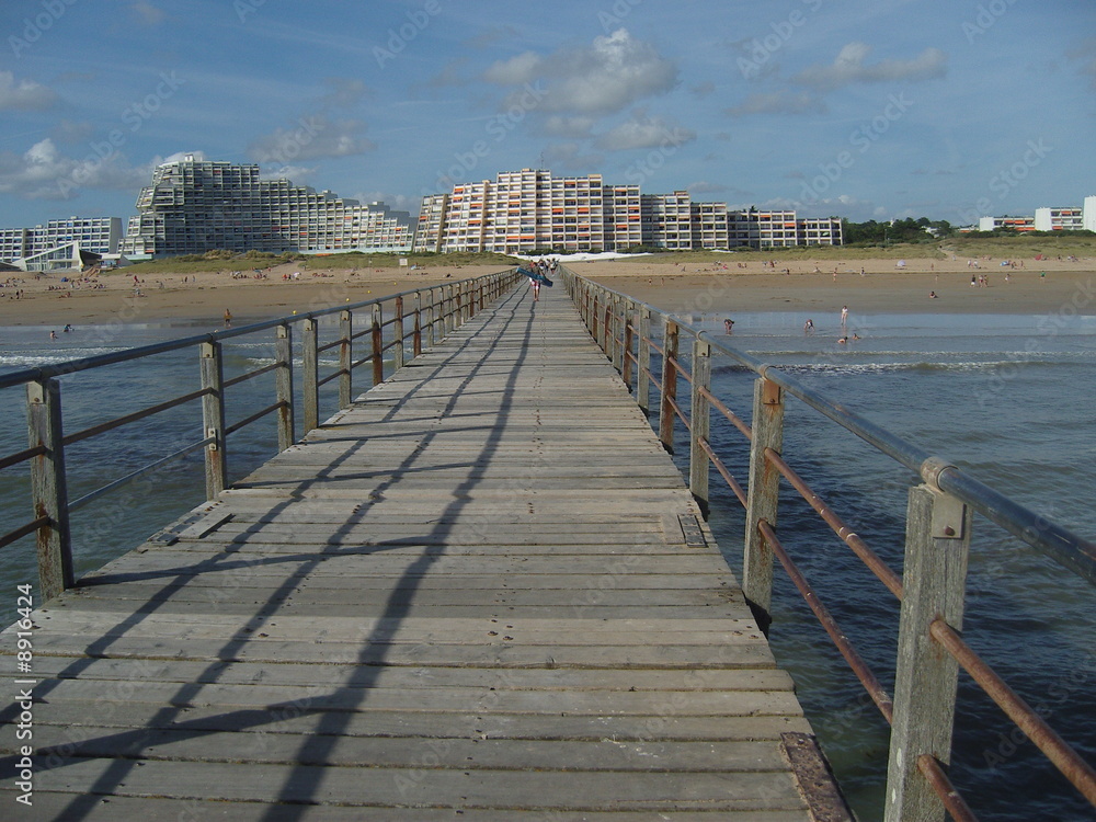 Fototapeta premium Immeubles et plage vus de la jetée
