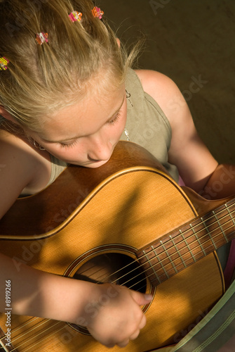 Kind spielt Gitarre