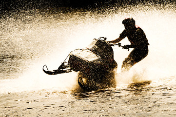 Acrylglasbilder Wasser Motorsport Schneemobil rast über Wasseroberfläche  © Andreas Gradin