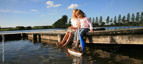 enfant  lac voilier