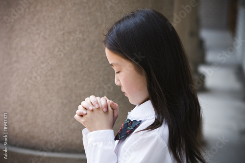 little girl praying