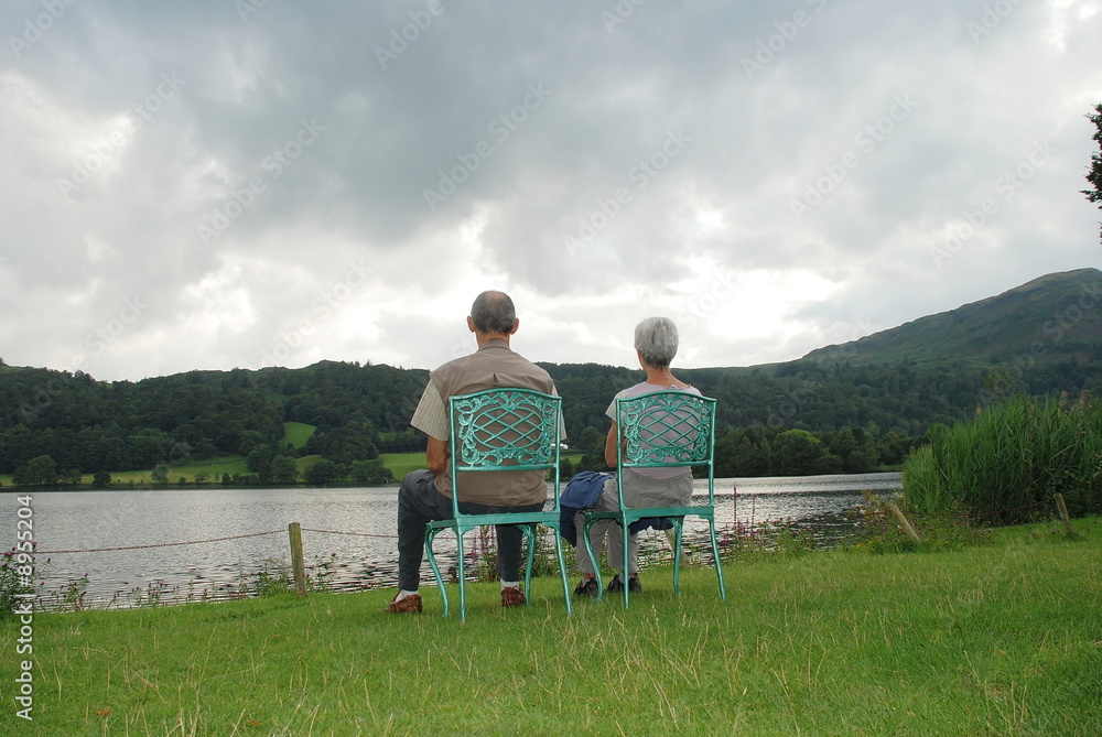 Couple assis sur des chaises