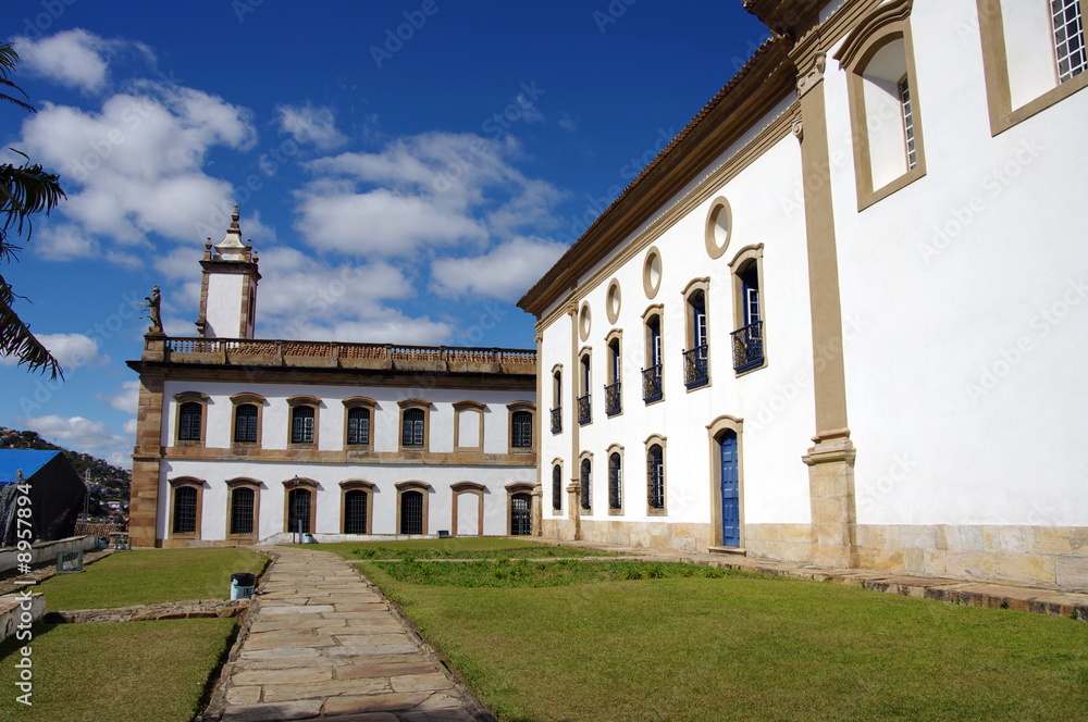 Pelouse et allée, Ouro Preto. Brésil. Pelouse et allée, Ouro Preto. Brésil.